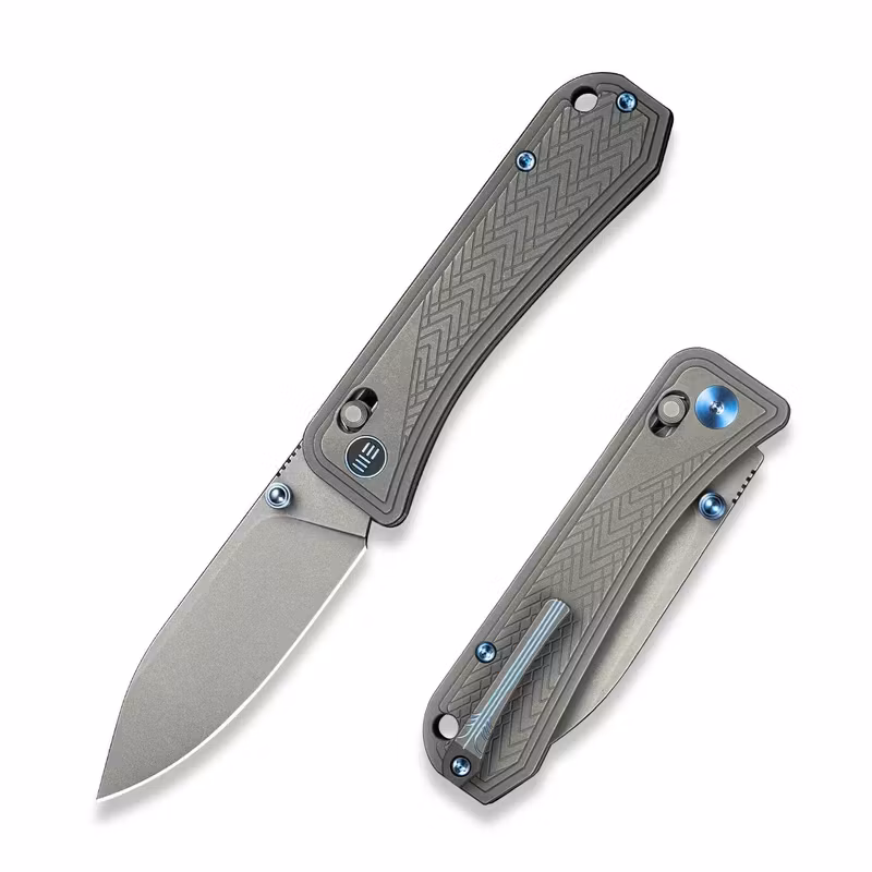 WE Knife Bougie Banter fällkniv med grått titanhandtag i fräst sicksackmönster och blåanodiserade detaljer