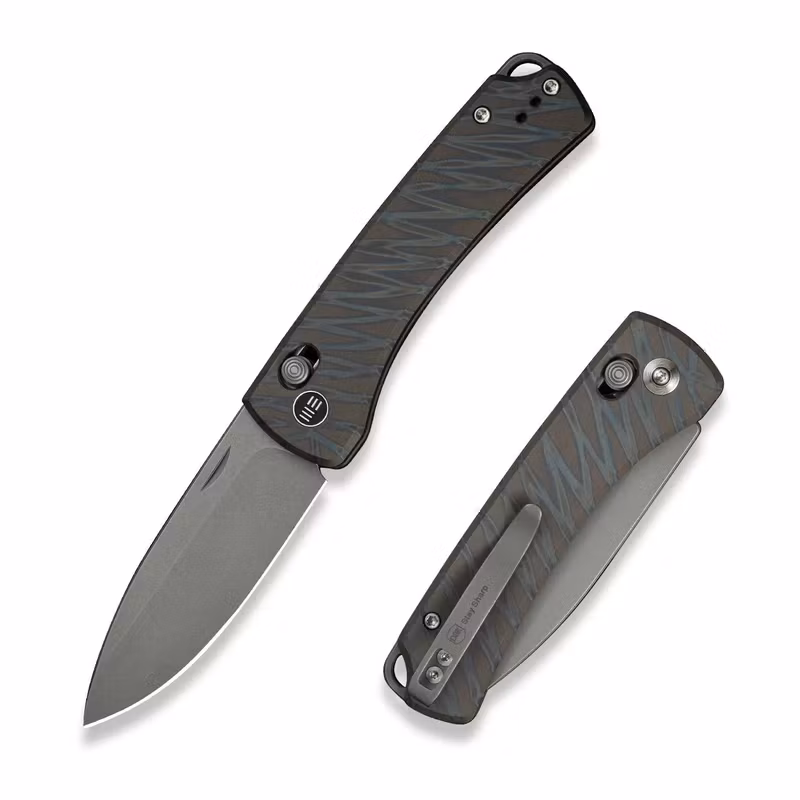 WE Knife Nightblade fällkniv med handtag i flamberad titan med tigerränder i brons och blått och grått blad