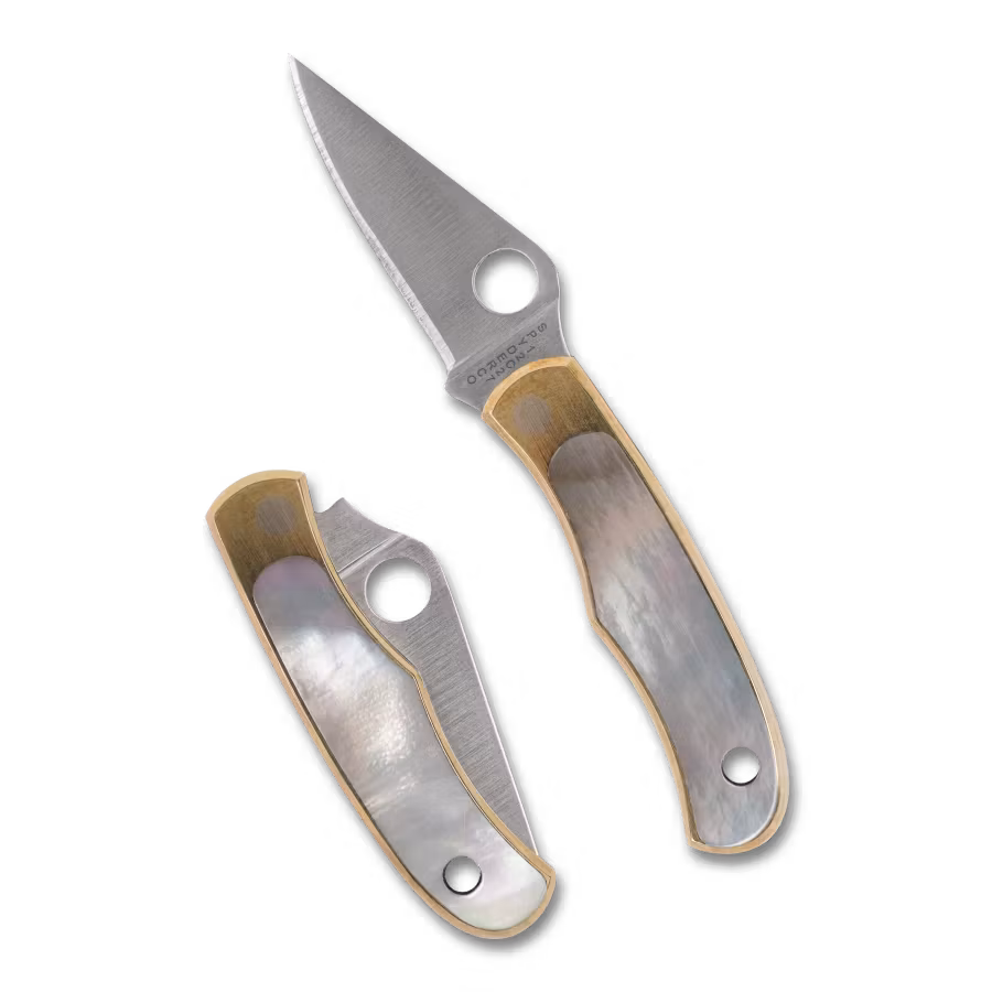 Spyderco Bug Nickel Silver Abalone liten fällkniv med handtag i guldtonat nysilver och pärlemorskimrande abalone