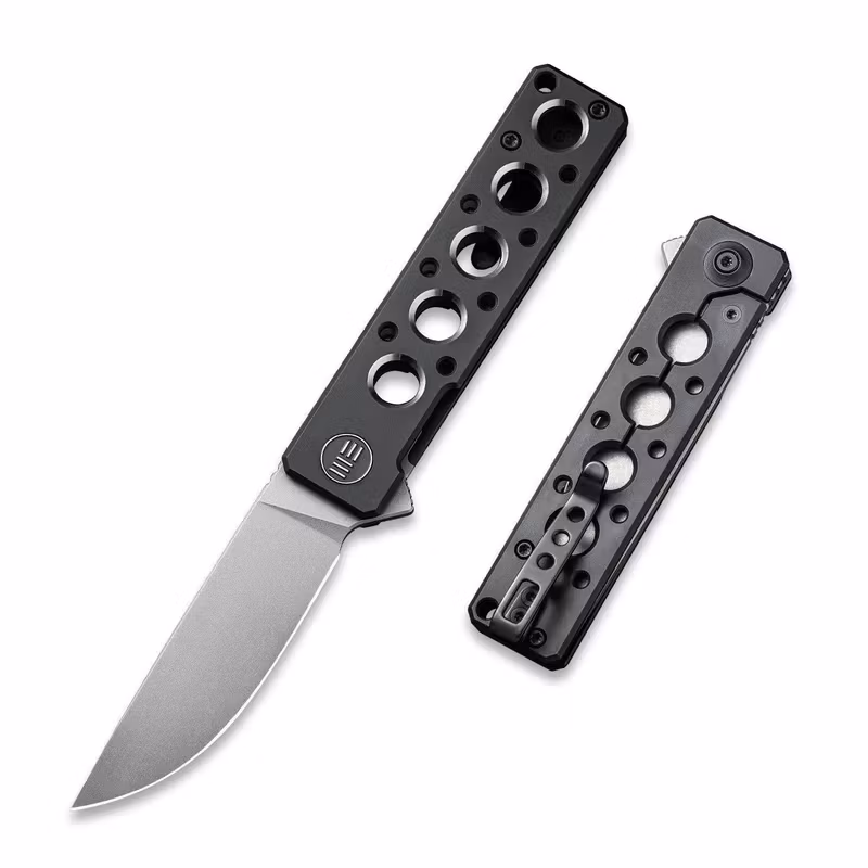WE Knife Miscreant 3.0 fällkniv med svart titanhandtag med fem runda hål, svart clip och grått blad