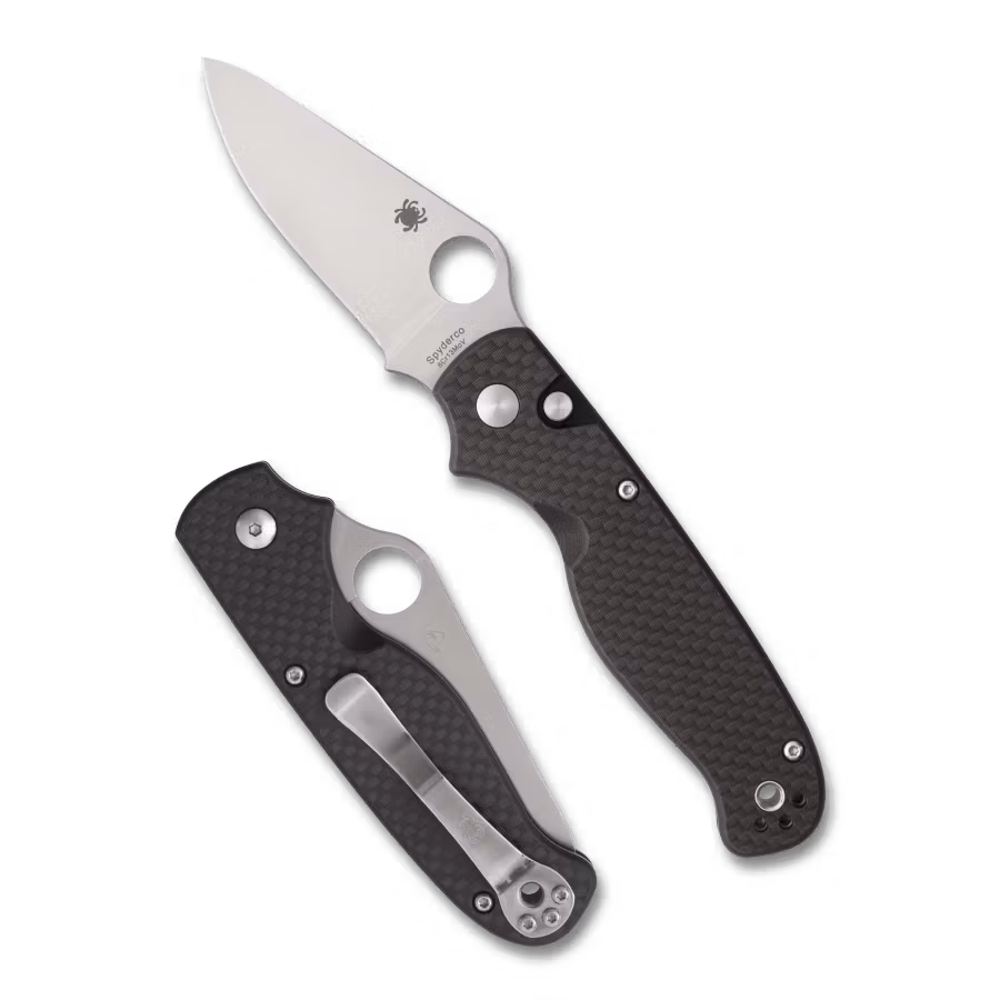 Spyderco ButtonUp fällkniv med handtag i slät kolfiber, satinerat clip point-blad och knapplås