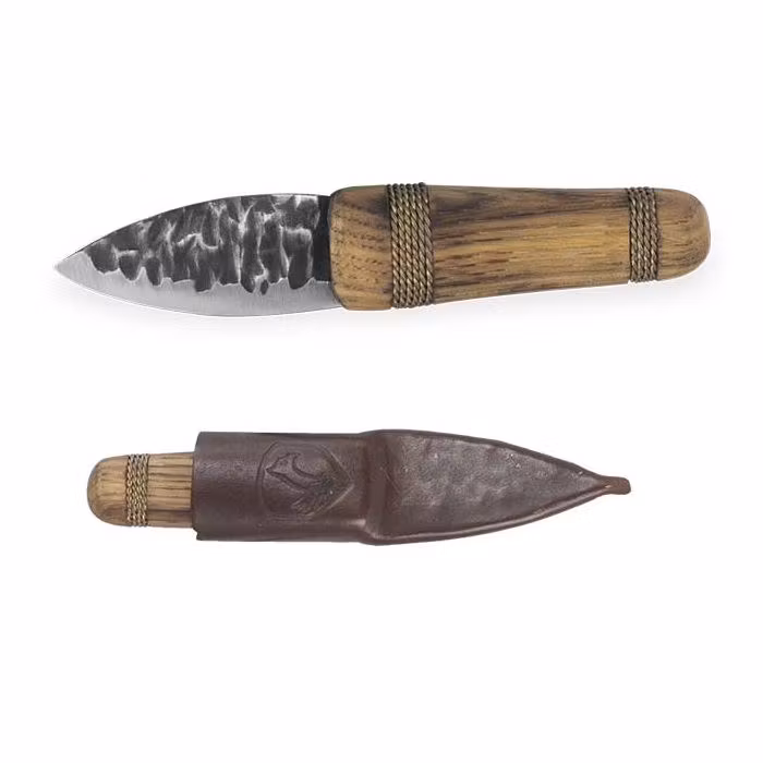 Condor Otzi liten kniv med hamrat flintliknande blad, runt hickoryhandtag med mässingstråd och läderslida