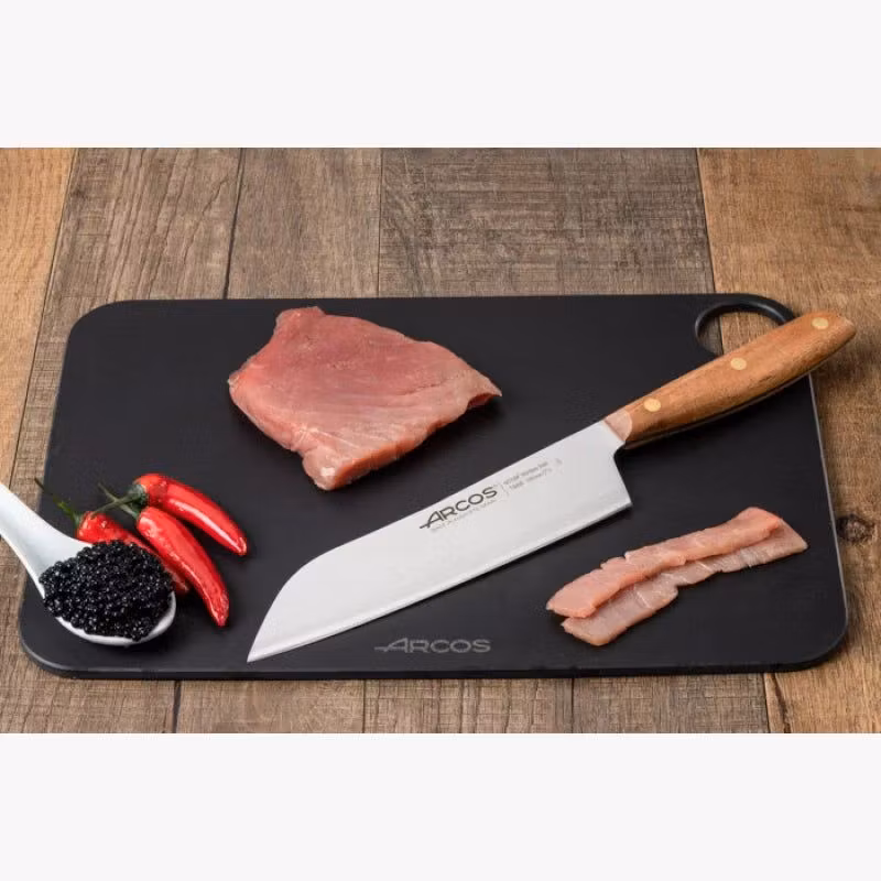 Arcos Nordika Santoku 19 cm i användning vid hackning