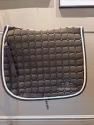 Protector Schabrak med Dressyrbutikens Logga