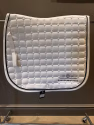 Protector Schabrak med Dressyrbutikens Logga