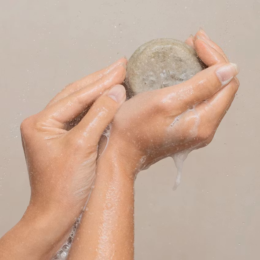 Schampokaka SOOTHE - Nässla & Åkerfräken med Grön Lera