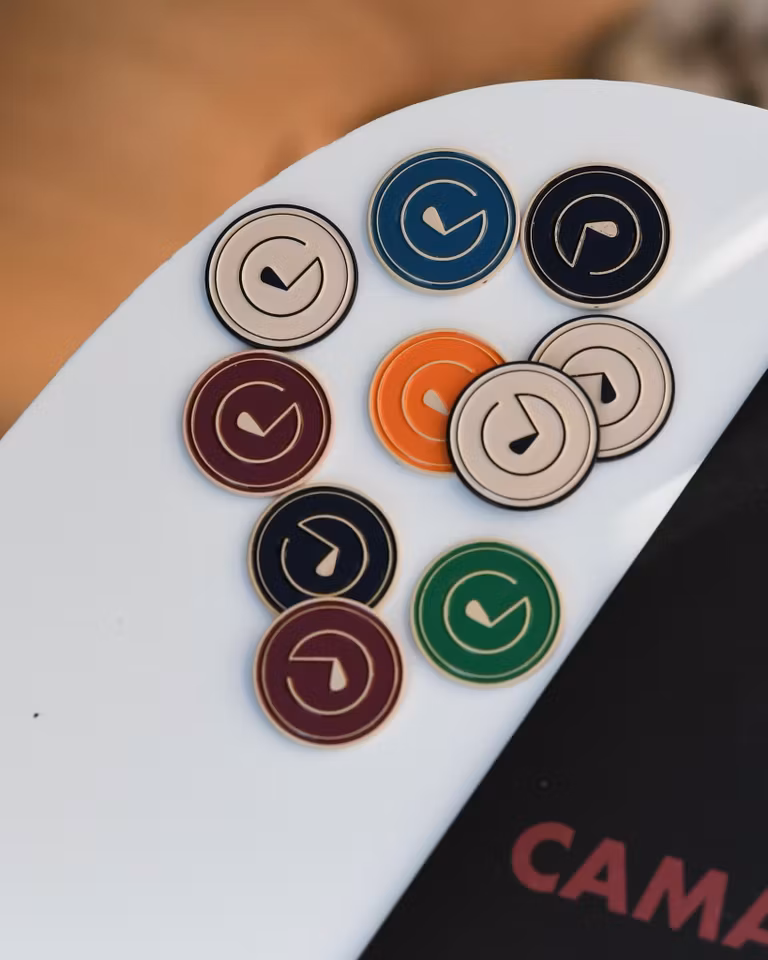 En golfbollsmarkör gjord i grön metall för att markera din boll på Green. Markören är designad efter Golfvantes gröna logotyp - GREEN LABEL