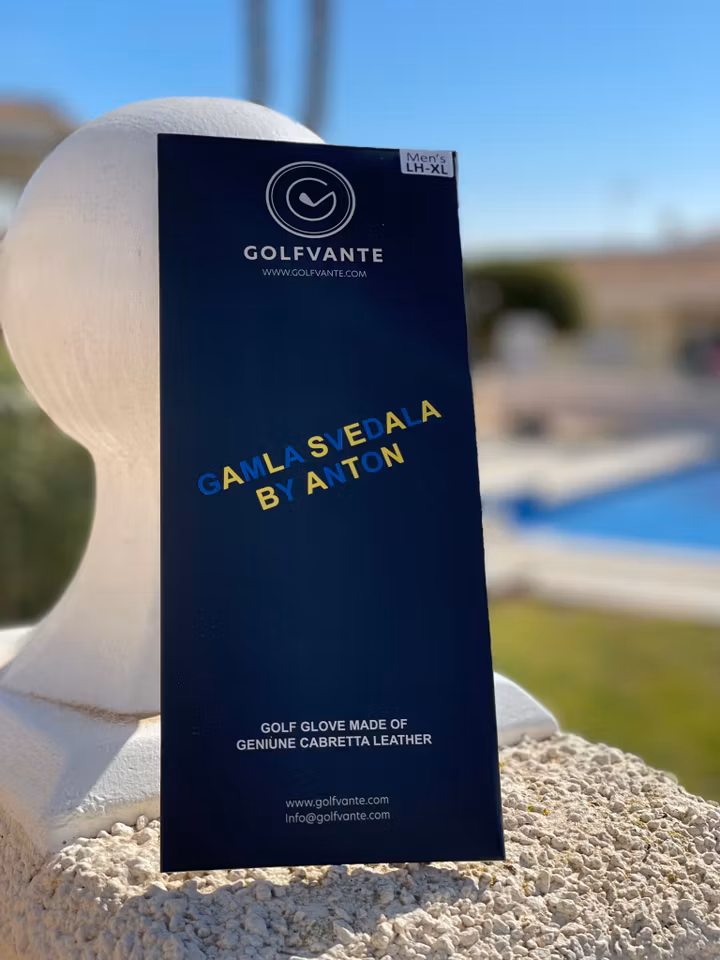 GAMLA SVEDALA by Anton är en golfhandske tillverkad med cabretta-fårskinn av hög kvalitet. Med sina blå och gula detaljer ger GAMLA SVEDALA  inte bara stil utan också en personlig touch på golfbanan.