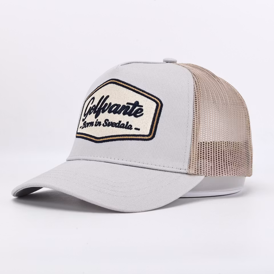 Golfkeps Stone Cap – ljus sandgrå ton med broderad Golfvante-logotyp, Born in Svedala