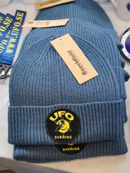 Mössa med logga på.