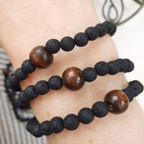 Armband med Lavasten och träpärla 19 cm
