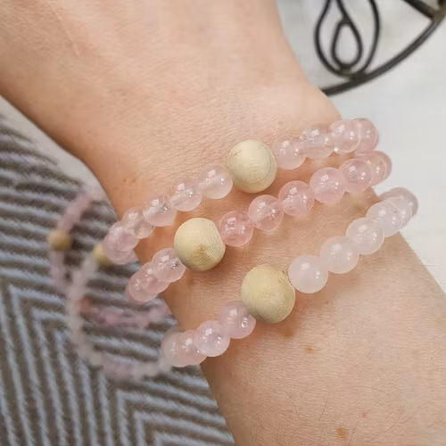 Armband Rosenkvarts och träpärla 19 cm