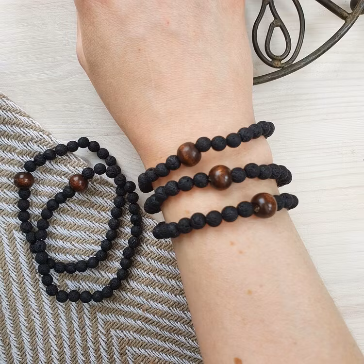 Armband med Lavasten och träpärla 19 cm