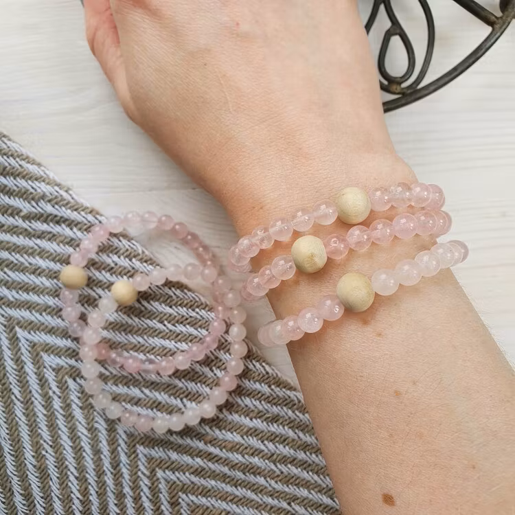 Armband Rosenkvarts och träpärla 17 cm