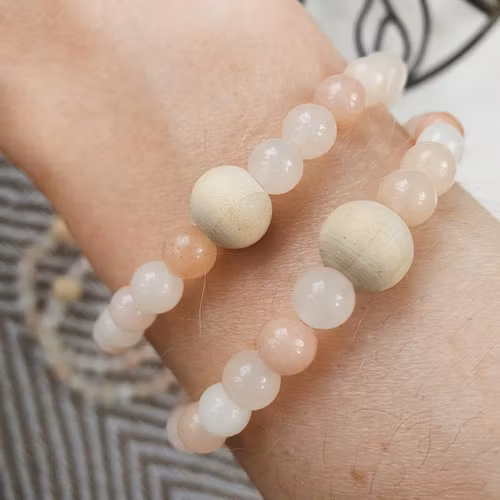 Armband vit/ persikofärgad Agat och träpärla 19 cm