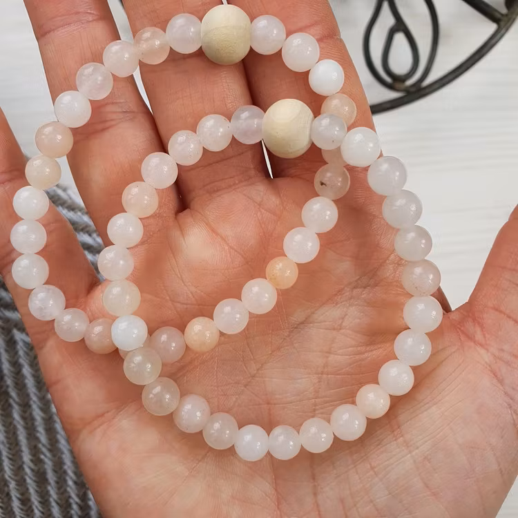 Armband vit/ persikofärgad Agat och träpärla 19 cm