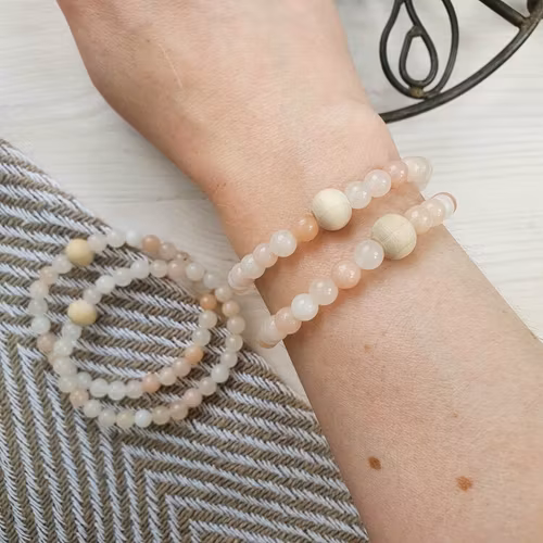 Armband vit/ persikofärgad Agat och träpärla 17 cm