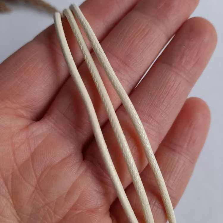 Halsband vaxad bomull Benvit