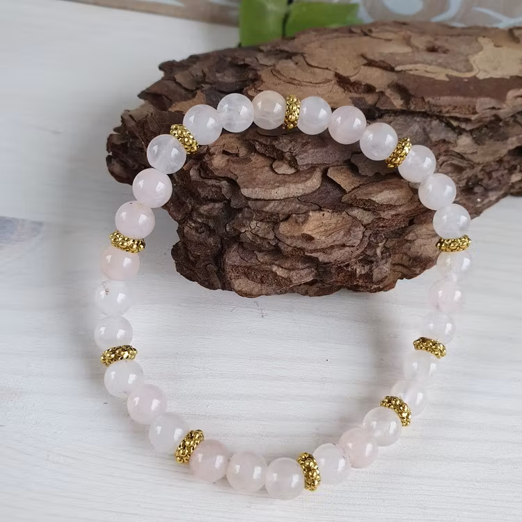 Armband i Rosenkvarts med gulddetaljer 18 cm