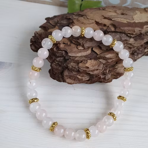 Armband i Rosenkvarts med gulddetaljer 18 cm