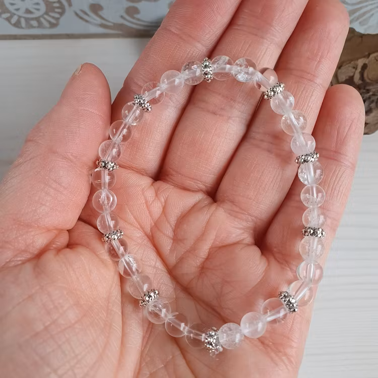 Armband i Bergkristall med gulddetaljer 18 cm