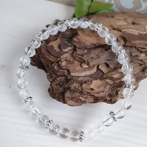 Armband i Bergkristall med gulddetaljer 18 cm