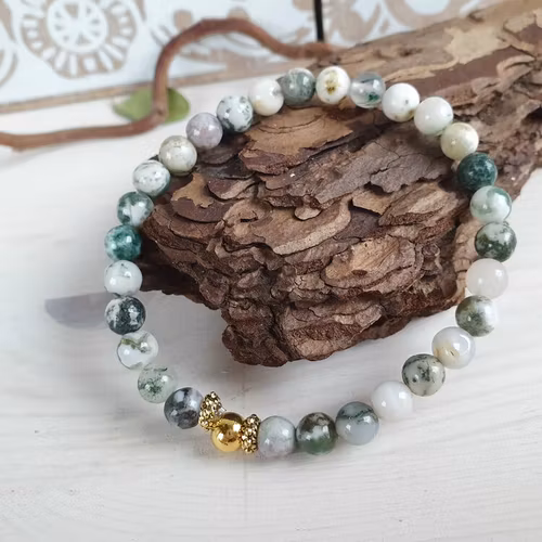 Armband i Trädagat med gulddetaljer 18 cm