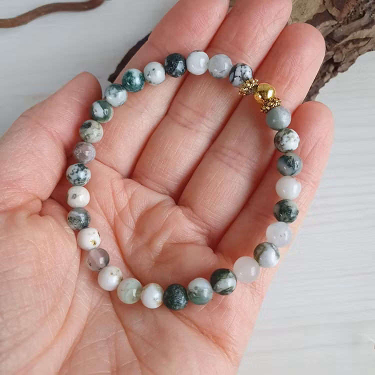 Armband i Trädagat med gulddetaljer 18 cm