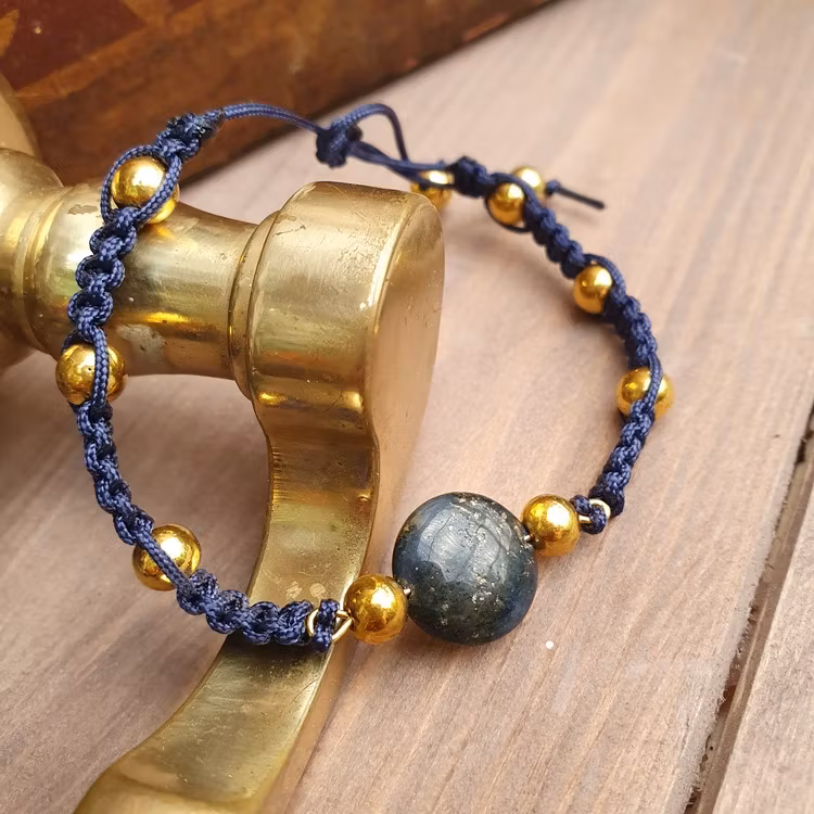 Armband med Lapis Lazuli och guldfärgade metallpärlor