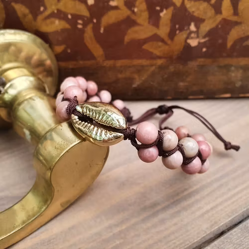 Armband med Rodokrosit och guldsnäcka
