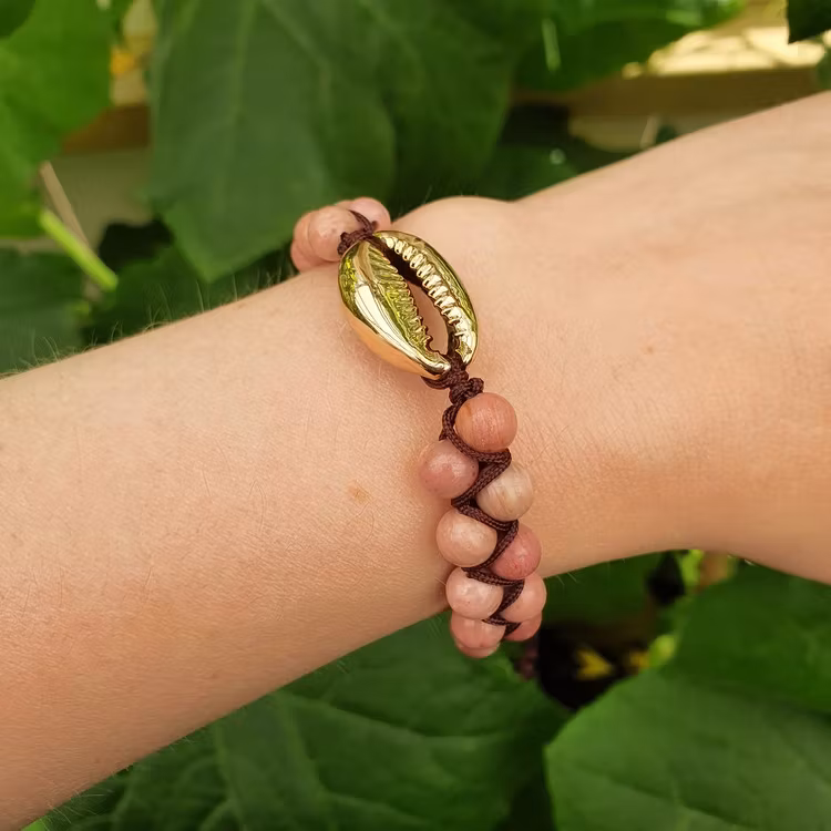 Armband med Rodokrosit och guldsnäcka