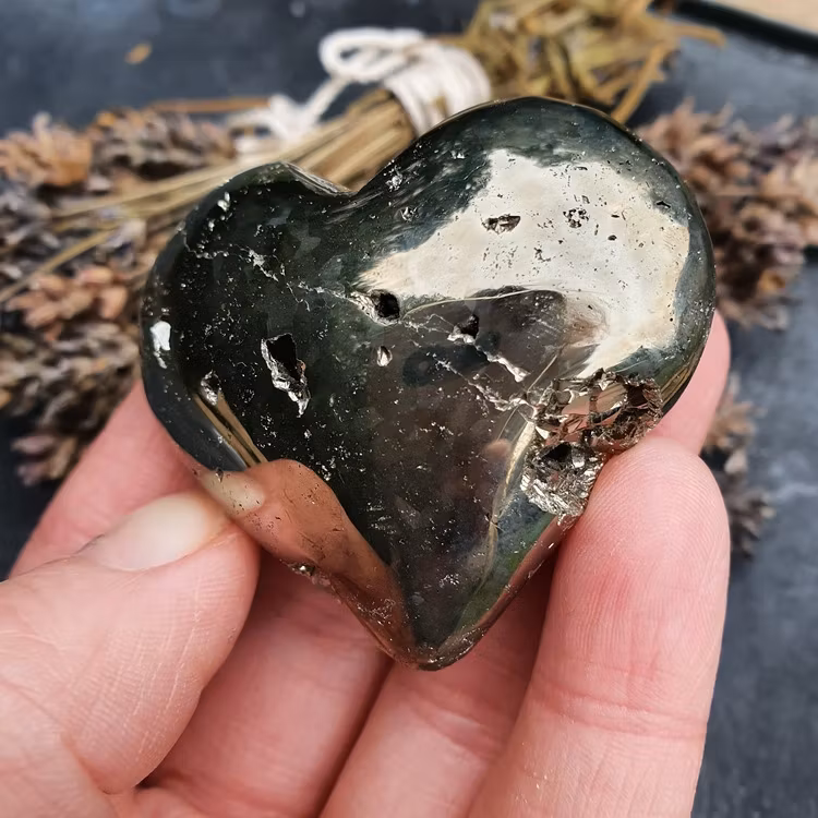 Hjärta av pyrit 100 g 5x4,5 cm. Detta ex