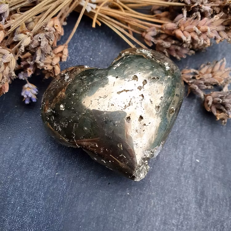 Hjärta av pyrit 100 g 5x4,5 cm. Detta ex