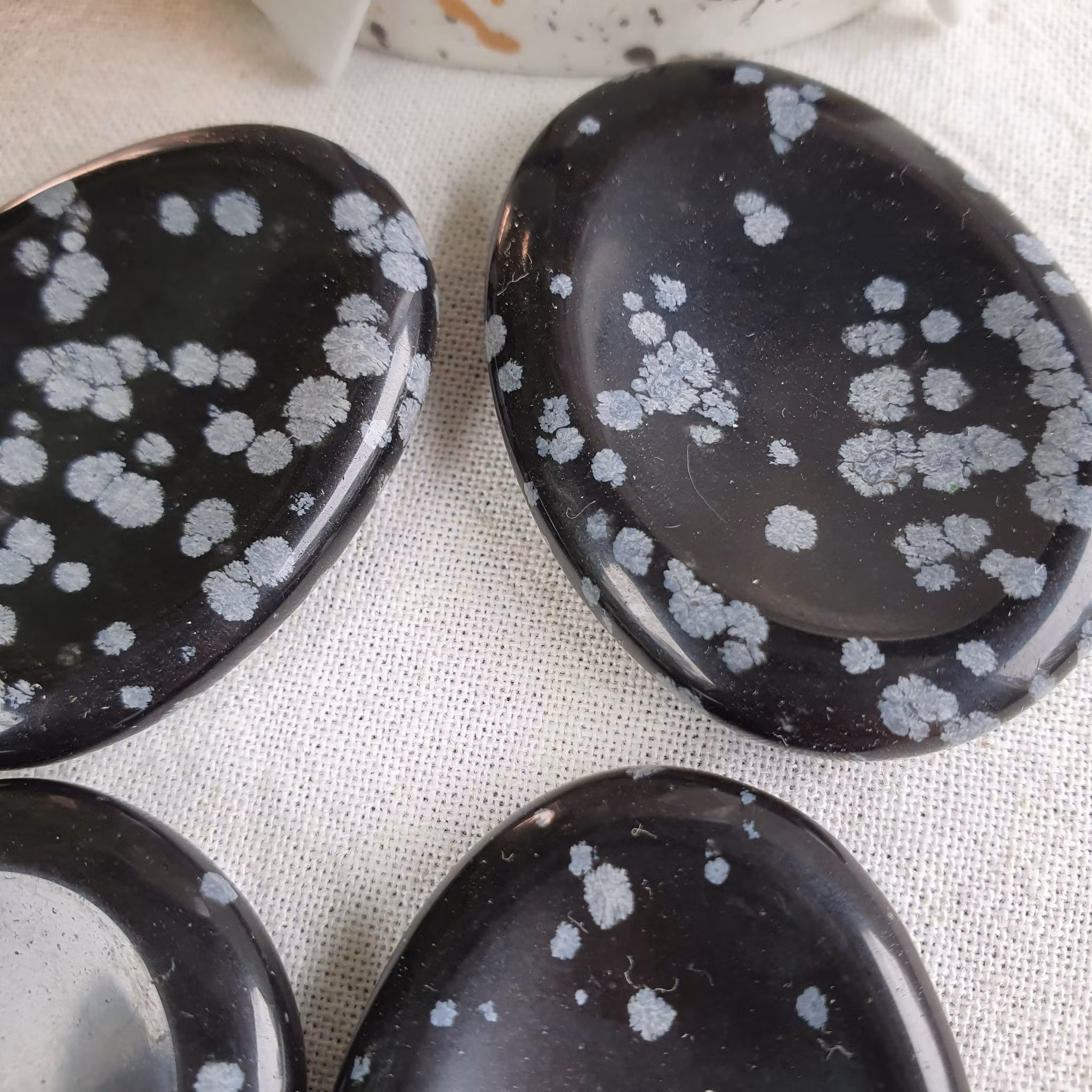 No worry stone av Snöflingeobsidian