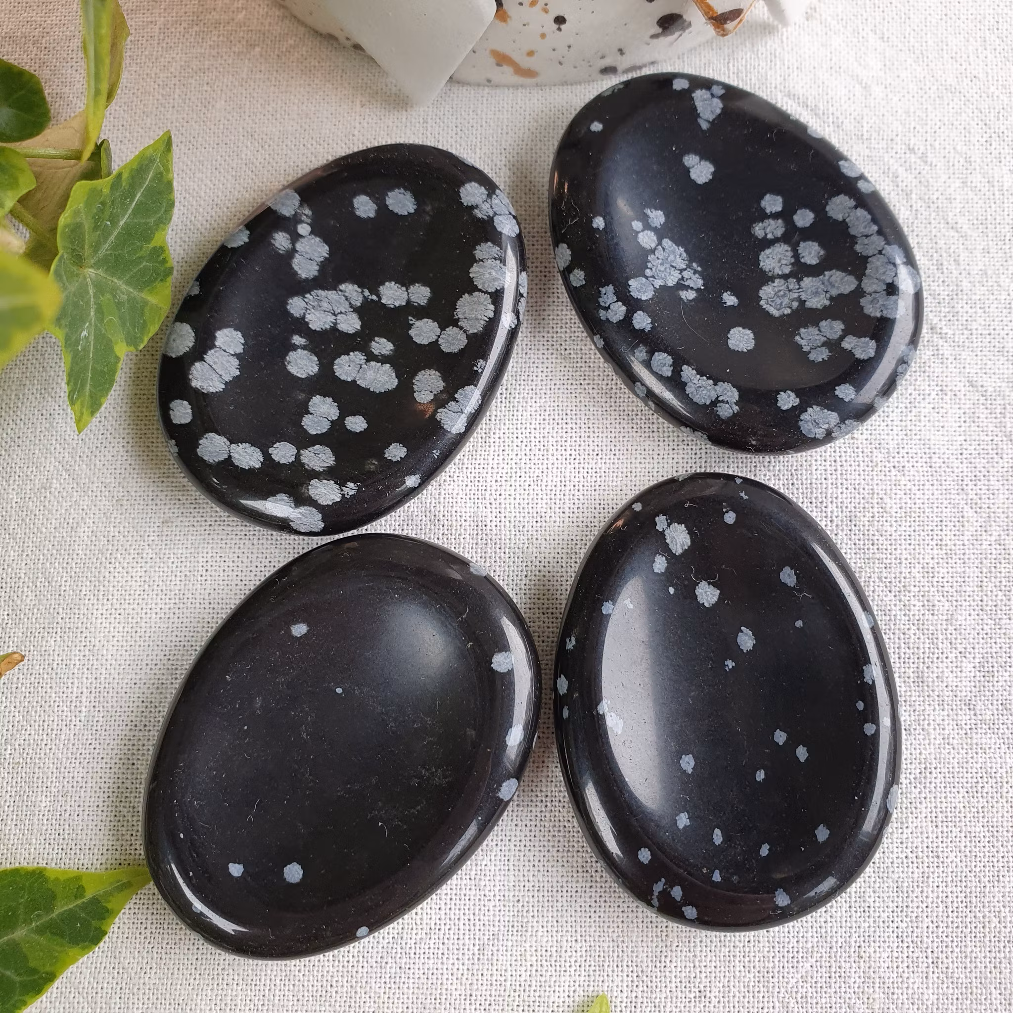 No worry stone av Snöflingeobsidian