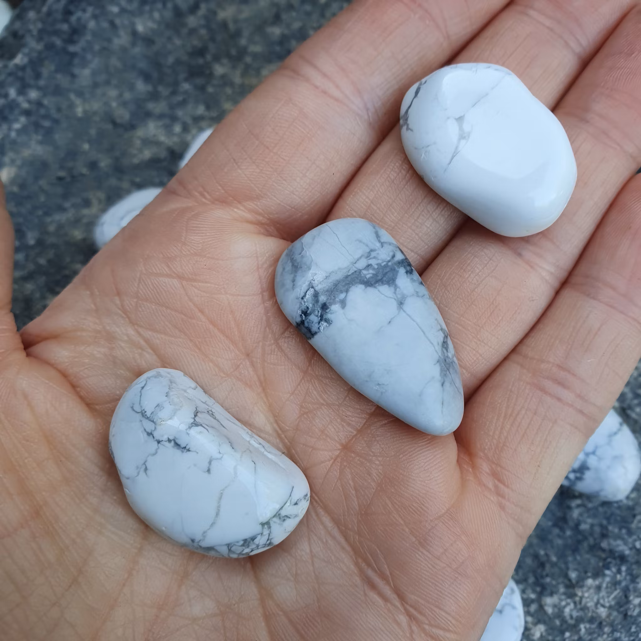 Trumlad Howlite 5-9 g XS