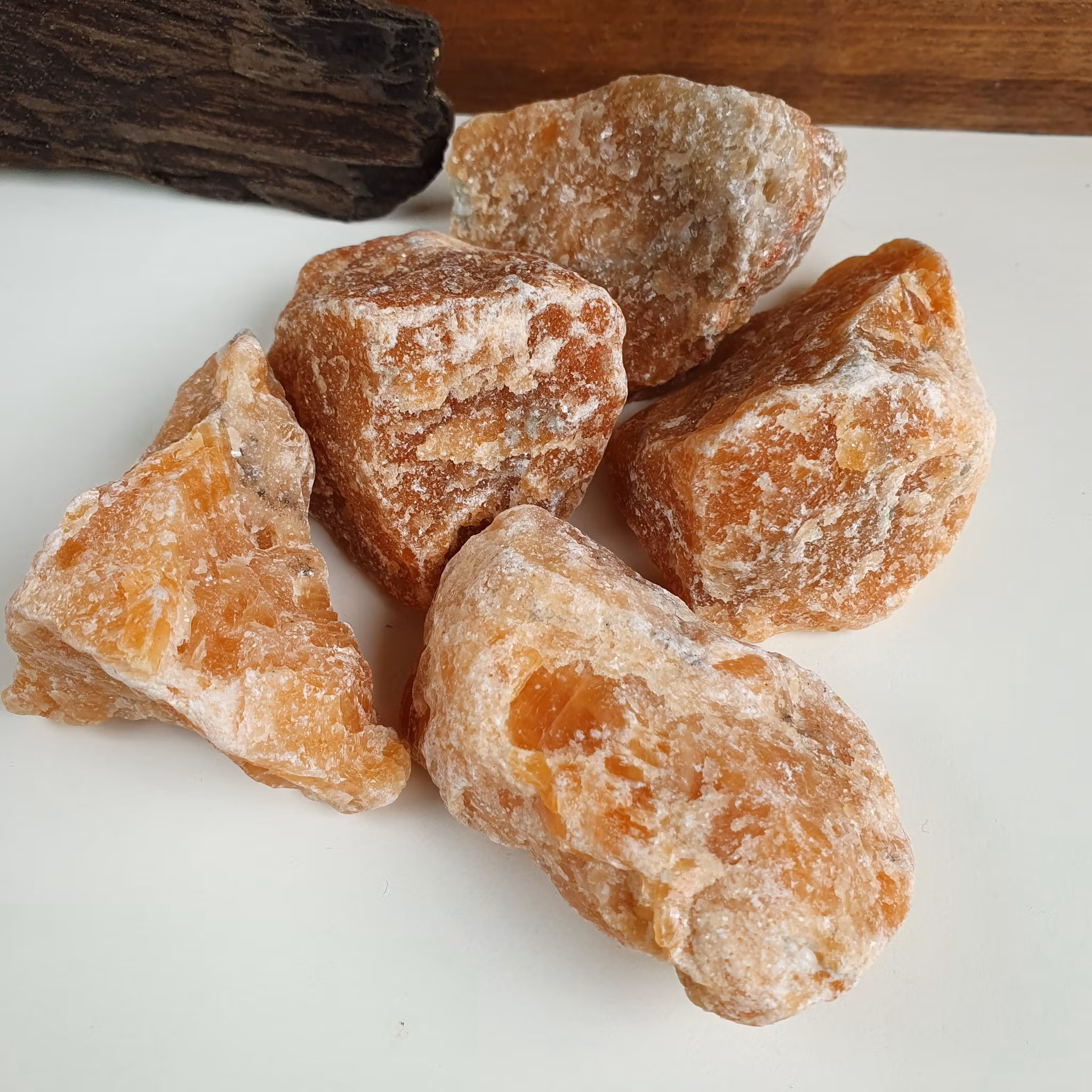 Rå Orange kalcit 61-80 g. Vi väljer