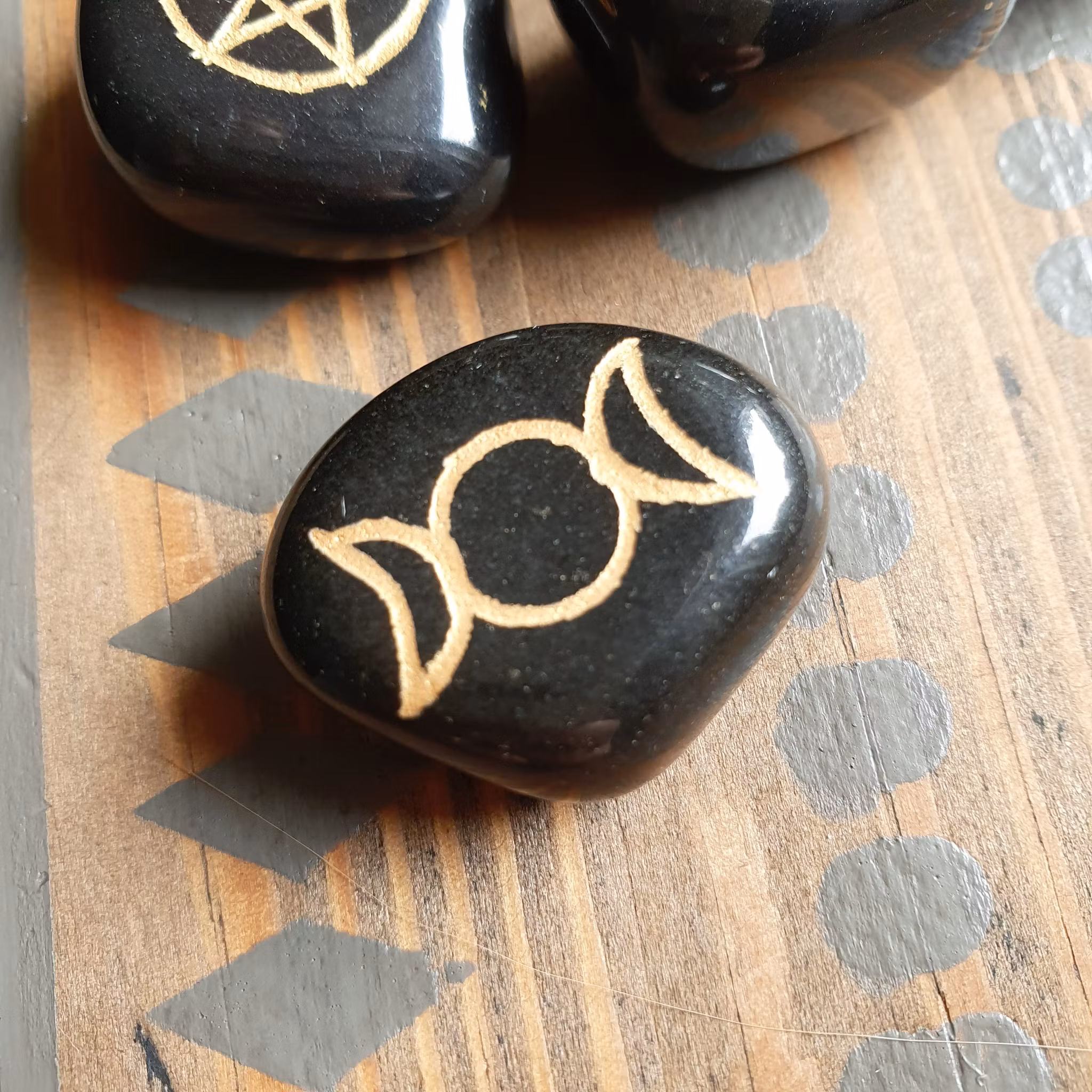 Talisman Triluna/Triple moon i svart agat, 1 st