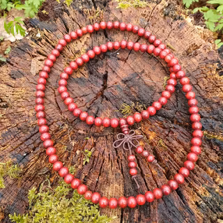 Mala av träpärlor och karneol