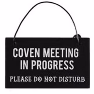 Miniskylt Coven meeting in progress