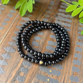Mala/armband av svarta träpärlor