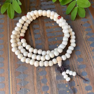 Mala av obehandlade träpärlor