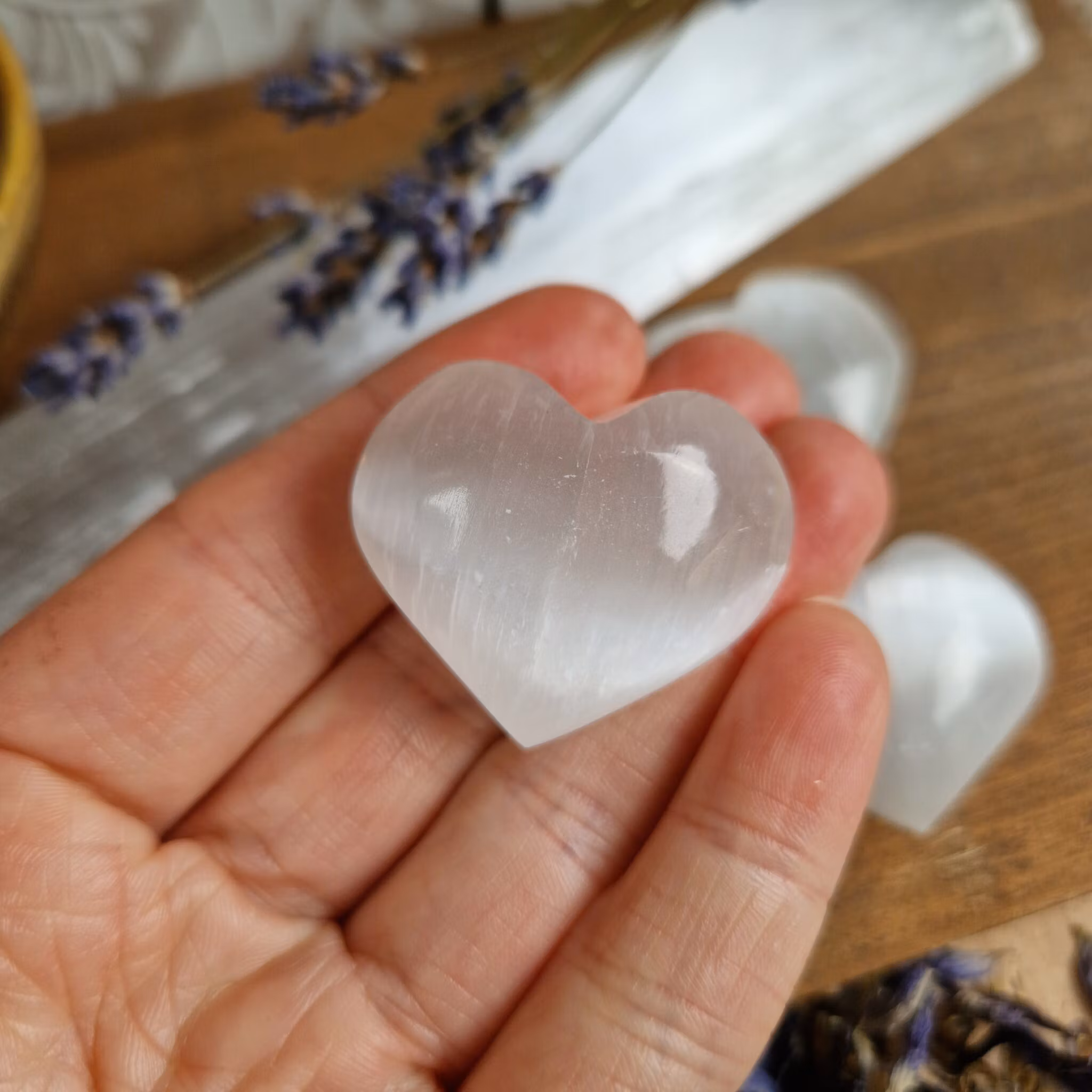 Hjärta av Selenit ca 3,5 cm. Vi väljer