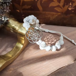 Armband med Howlite och Livets frö i Makrame