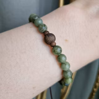 Armband med Serpentin och träkulor i makrame stl S/M