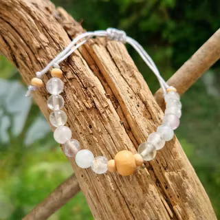 Armband med Regnbågsfluorit och träkulor i makrame, Onesize XS-L