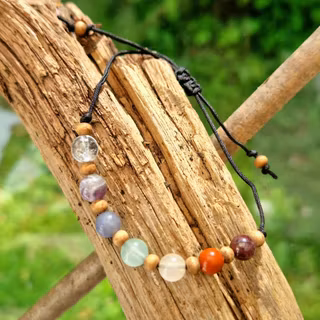 Armband med Chakrastenar och träkulor i makrame, Onesize XS-L