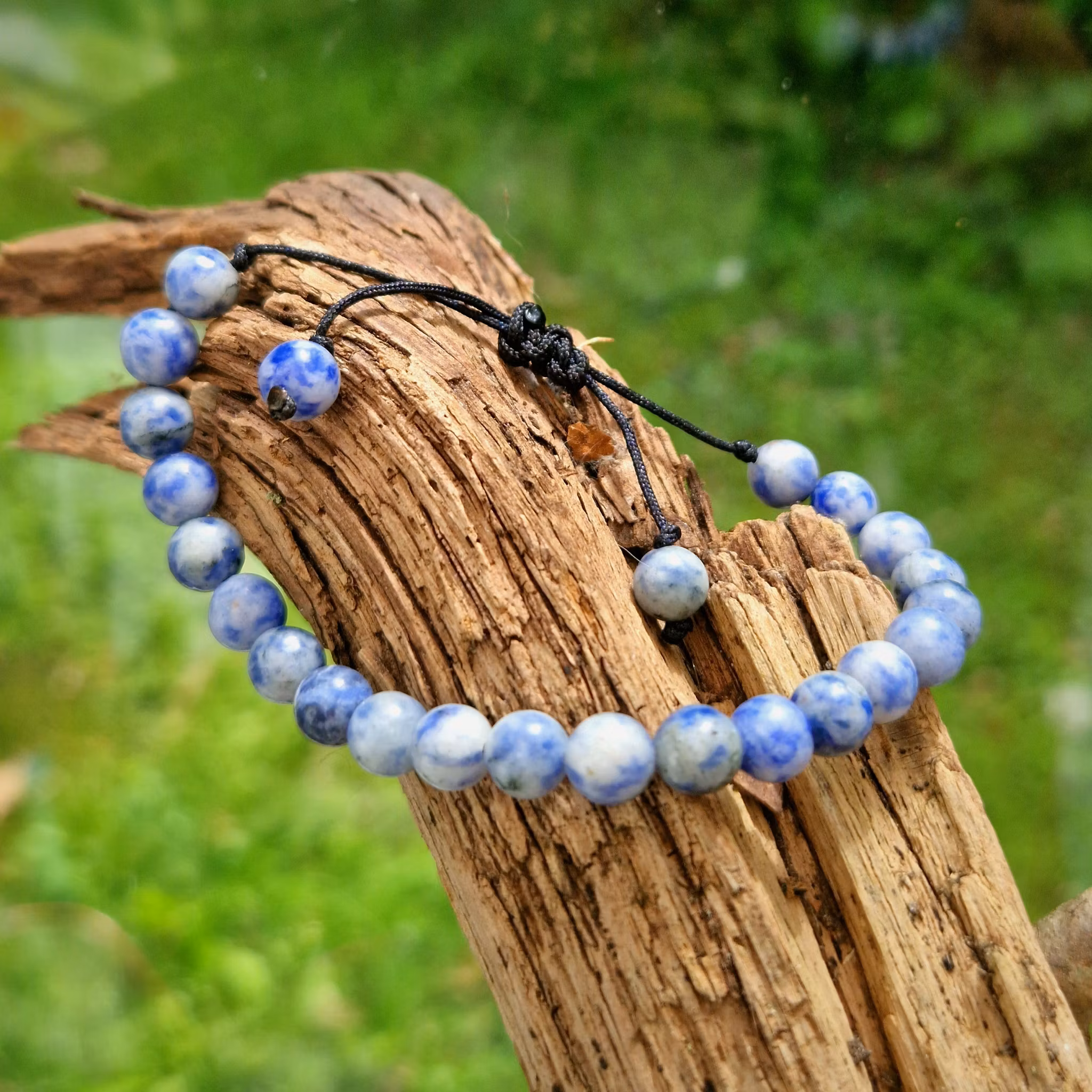 Armband med Blåfläckig Jaspis och träkulor i makrame stl S/M