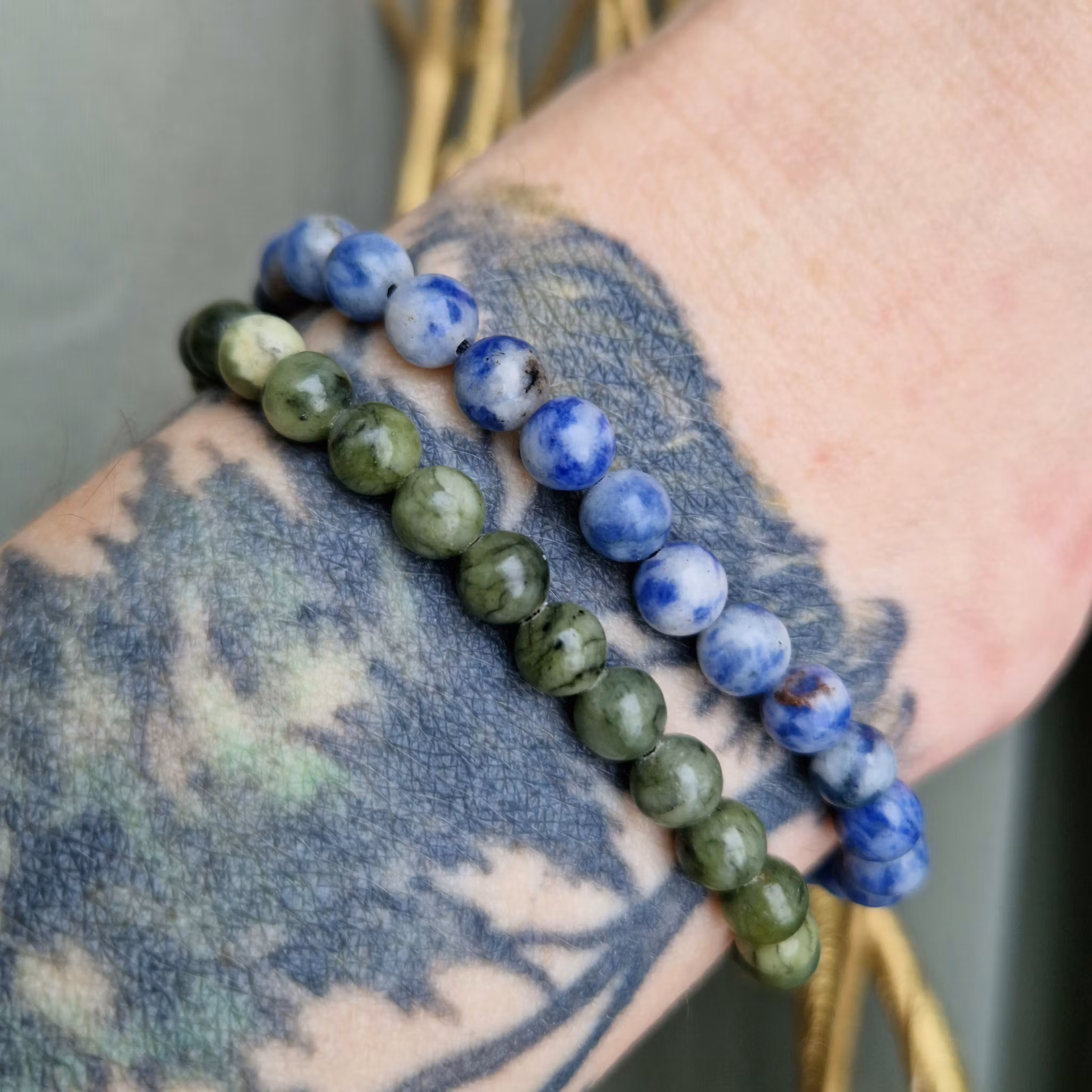 Armband med Blåfläckig Jaspis och träkulor i makrame stl S/M