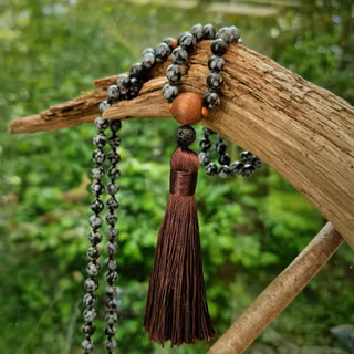 Mala med Snöflingeobsidian och träpärlor 90 cm